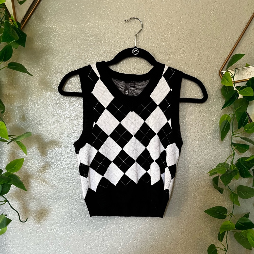 Cropped Black and White Sweater Vest